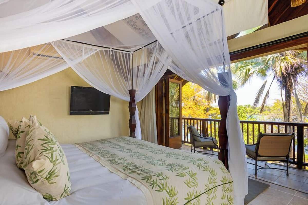 Suíte executiva, 1 cama King, vista para o rio, ao lado do lago | Frigobar, cofres nos quartos, escrivaninha