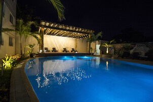 Una piscina al aire libre, cabañas de piscina gratuitas, sombrillas