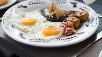 Desayuno a la carta (MXN 255 por persona)