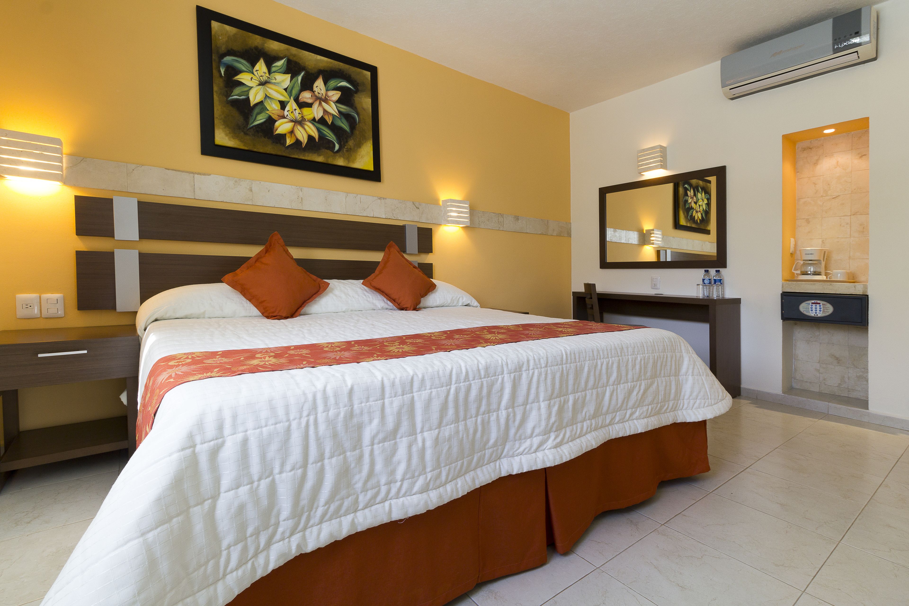 Habitación Ejecutiva, Cama King, Vista Interior | Caja de seguridad en la habitación, muebles diferentes y escritorio 