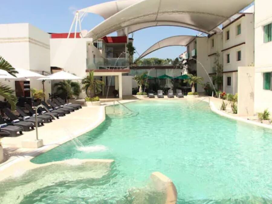 Una piscina al aire libre, cabañas de piscina gratuitas, sombrillas