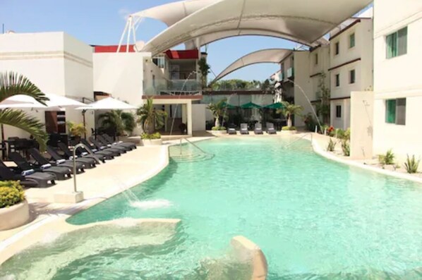 Outdoor pool, open 9 AM to 10 PM, free pool cabanas, pool umbrellas - Hotel Tulijá Palenque (Palenque)