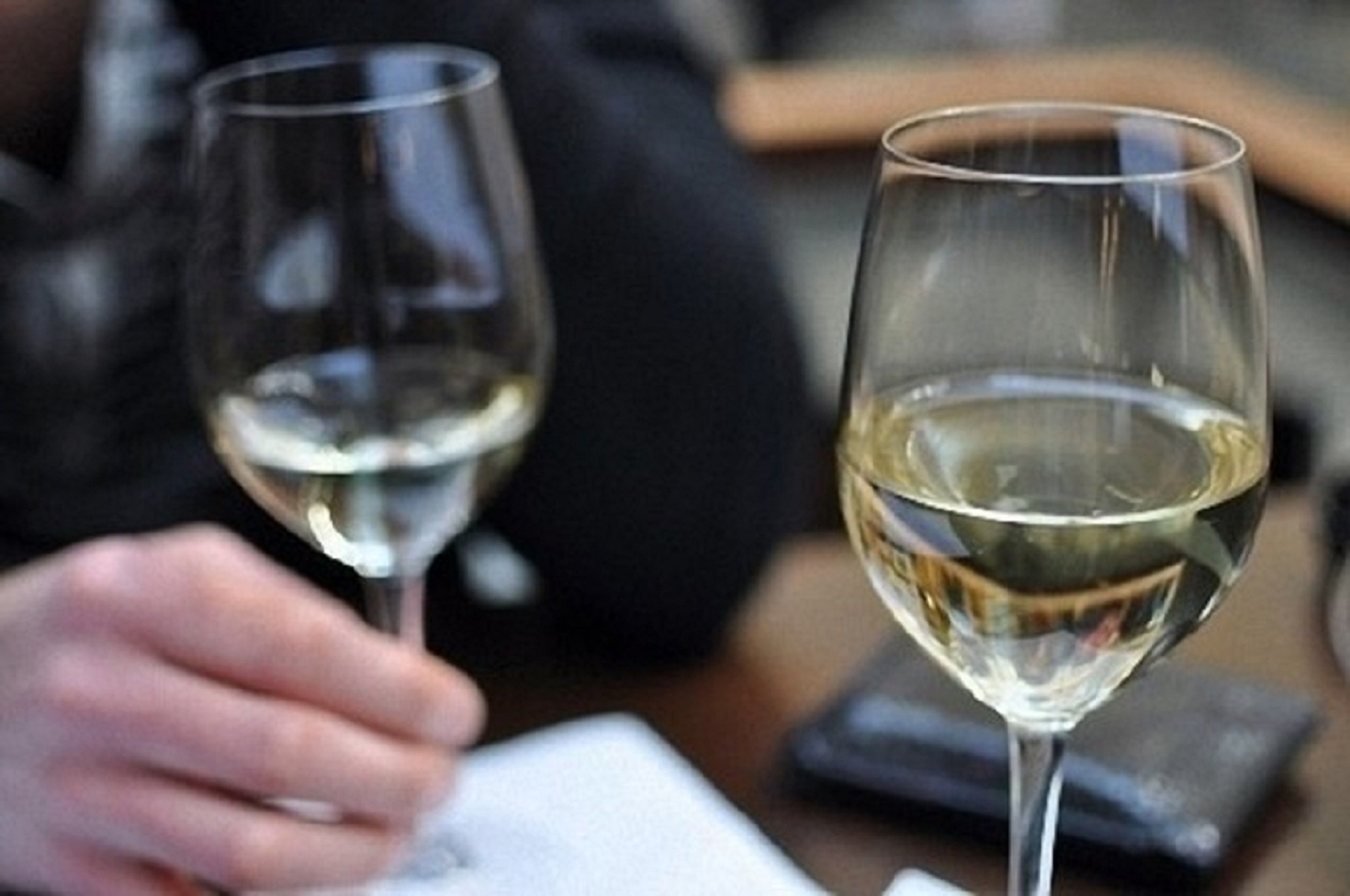 Dos copas de vino sobre una mesa.