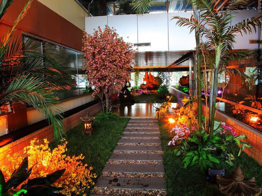 Frigobar, cofres nos quartos, escrivaninha, cortinas blackout