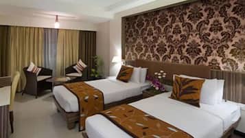 Executive Room | Minibar, in-room safe, desk, soundproofing