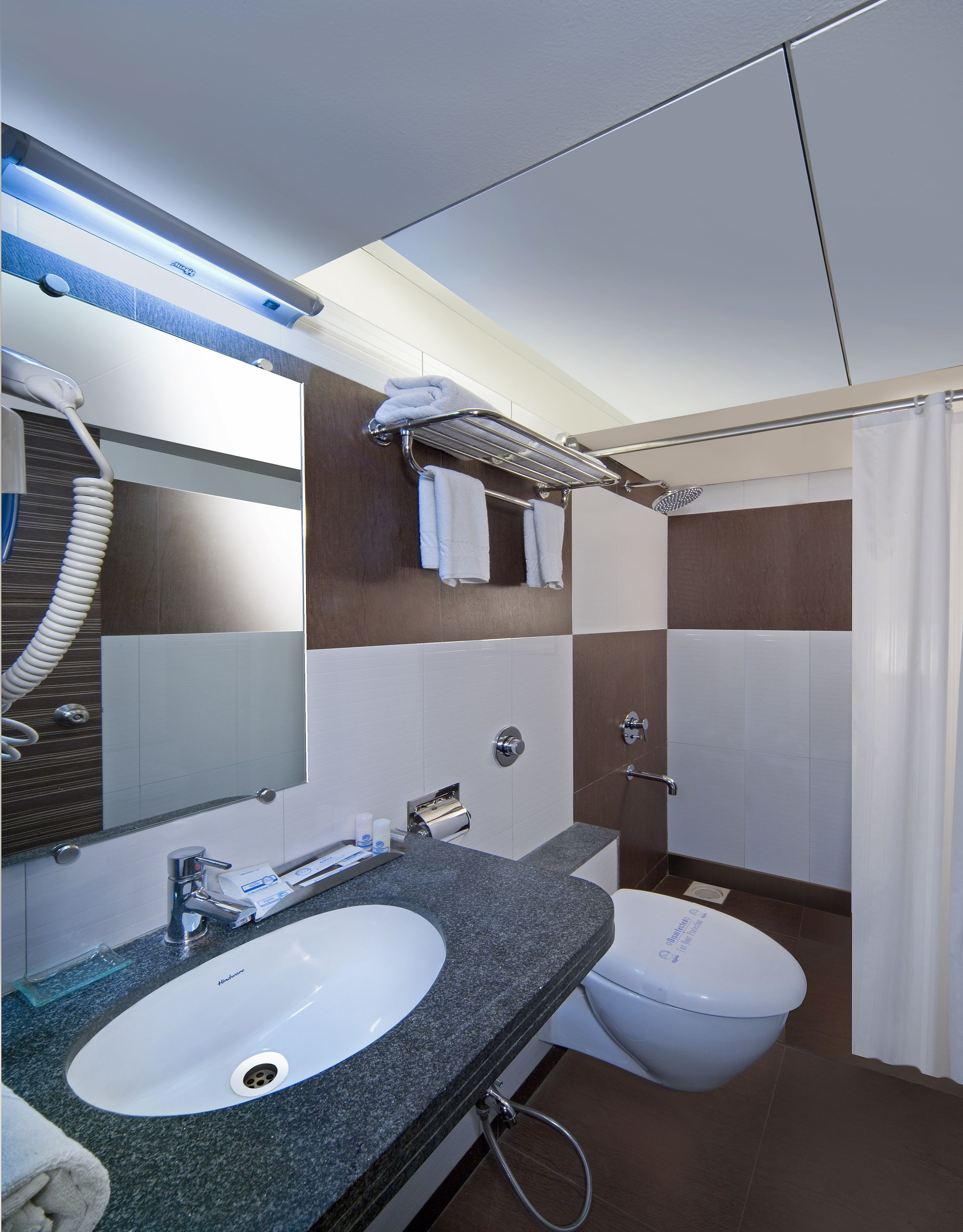 Ducha, bidet, toallas