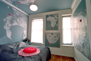 In-room safe, individually decorated, individually furnished, desk - Daddy Long Legs Art Hotel (Cape Town)