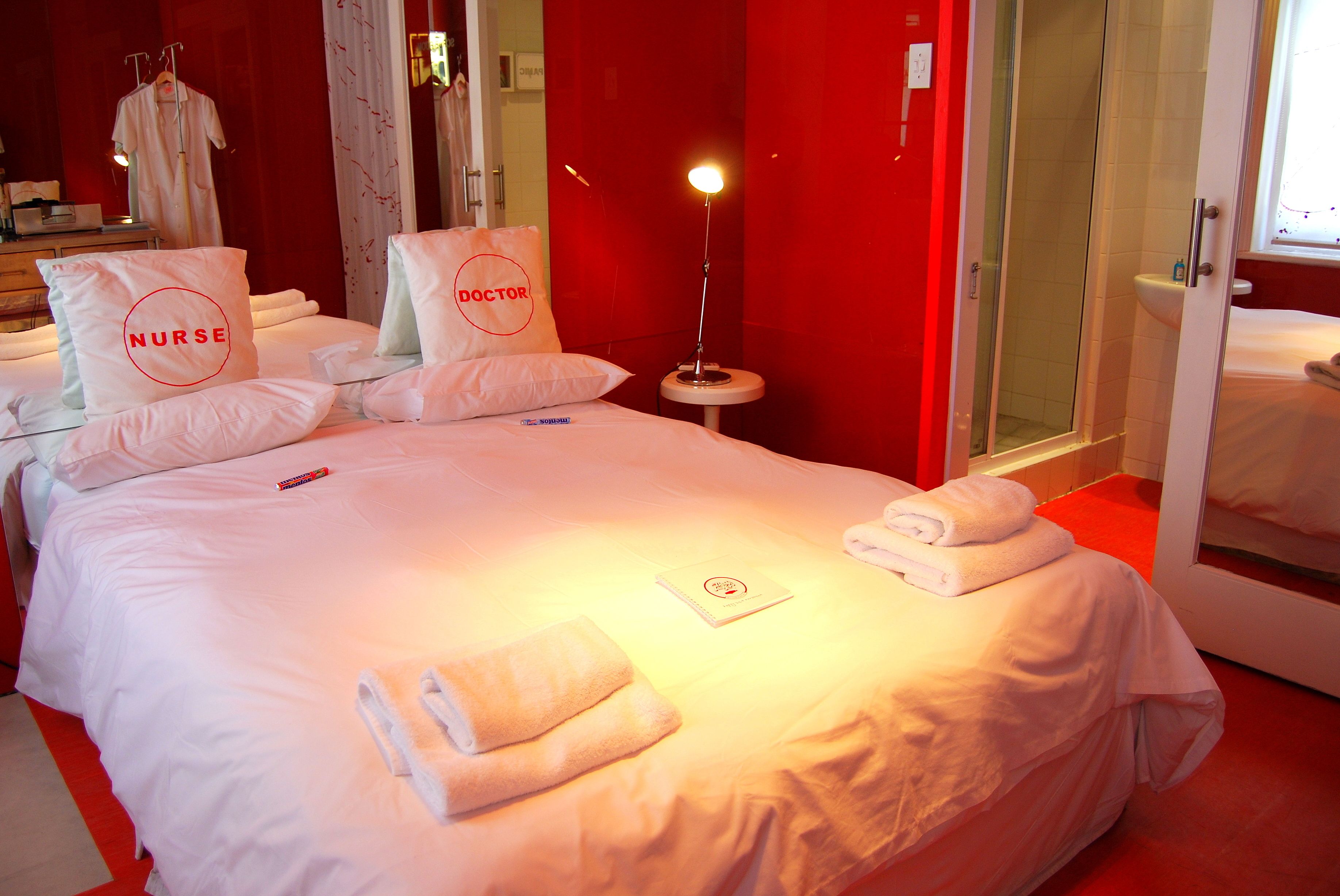 standard double room | in-room safe, individually decorated, individually furnished, desk