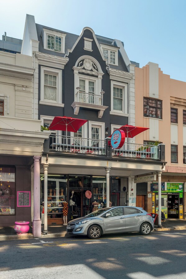 Vista frontal de la propiedad