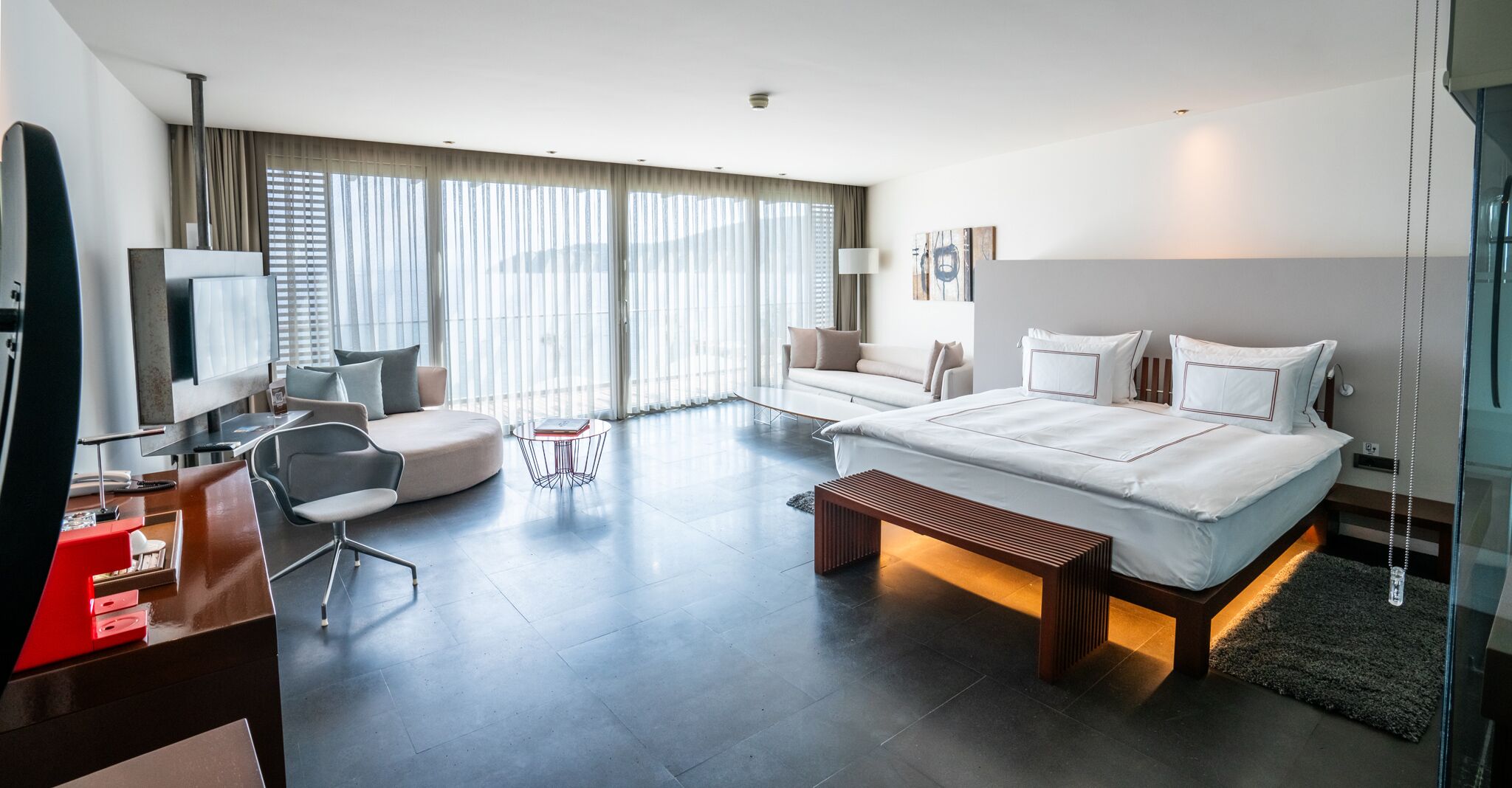 deluxe double room | 1 bedroom, down duvets, minibar, in-room safe