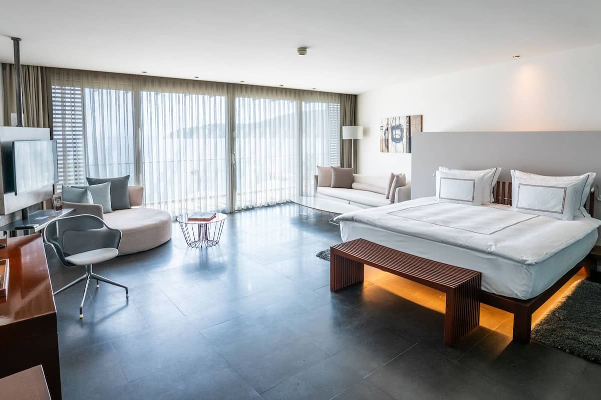 deluxe double room | 1 bedroom, down duvets, minibar, in-room safe