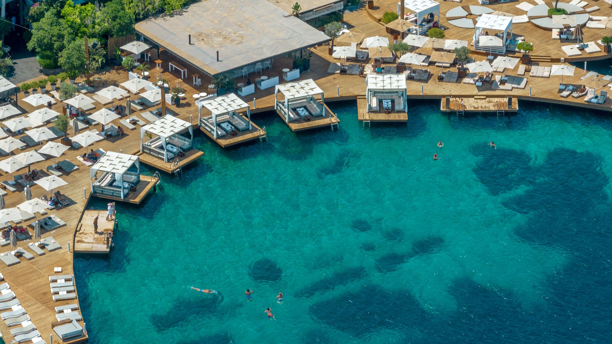 Plage, chaises longues, parasols, serviettes de plage