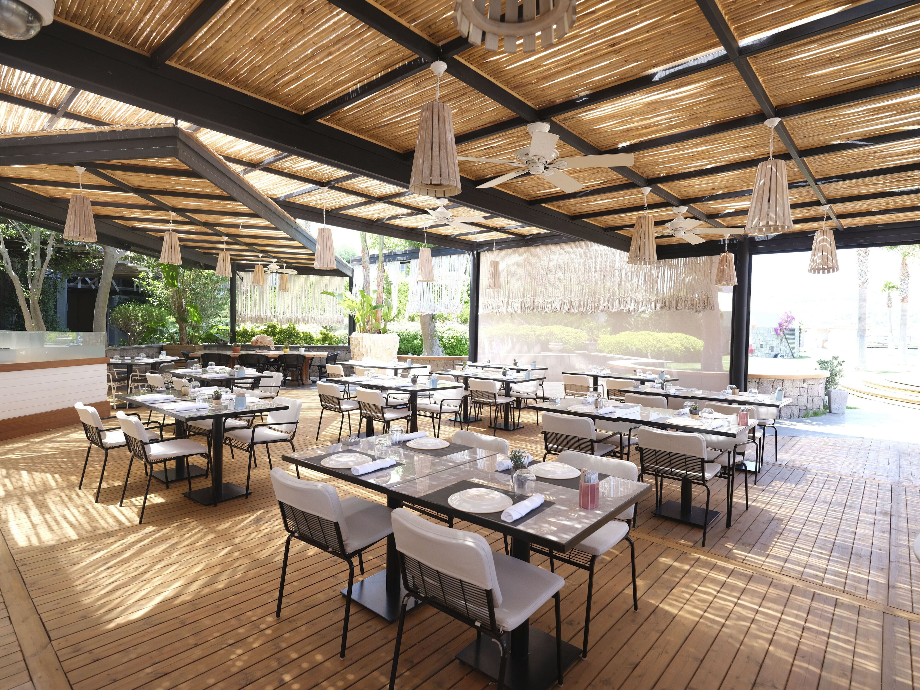 3 restaurants, dinner served, international cuisine