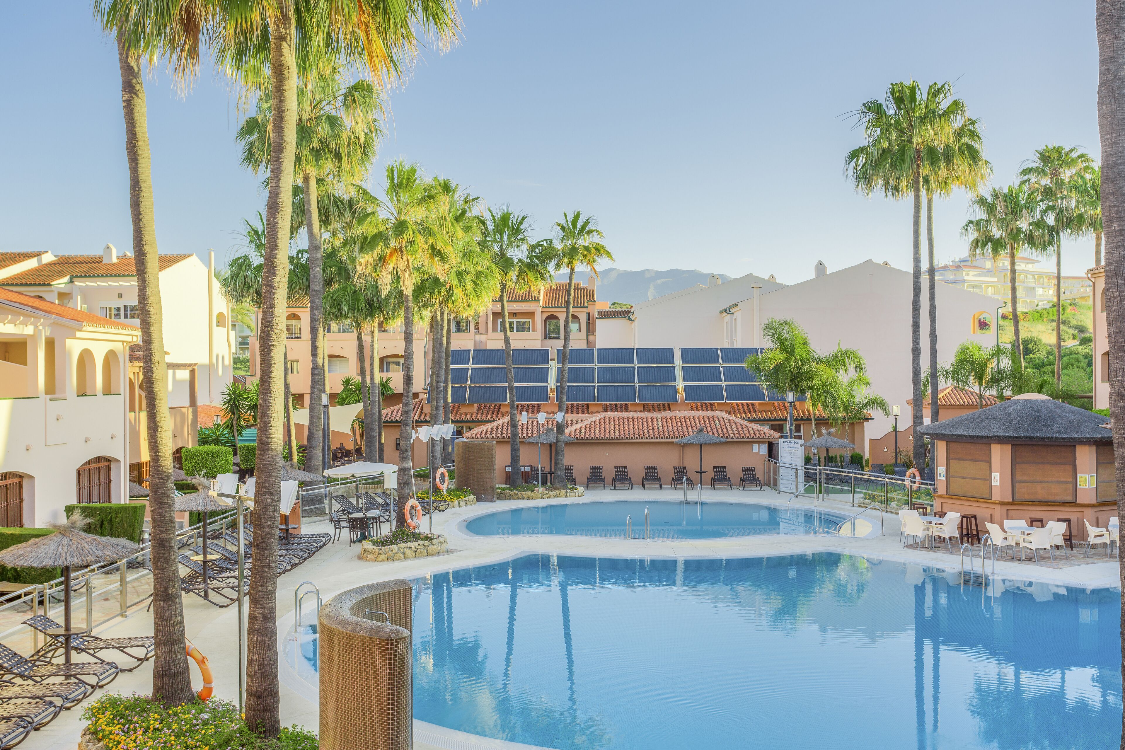 室内游泳池，2 室外游泳池