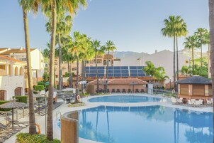 Una piscina cubierta, 2 piscinas al aire libre