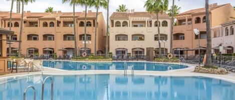 Kolam renang indoor dan 2 kolam renang outdoor