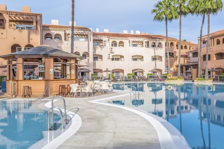 Bar junto a la piscina