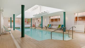 Een binnenzwembad en 2 buitenzwembaden