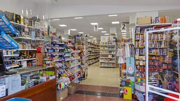 En butik med hyllor fulla av leksaker och spel, en kassa och en avdelning som är märkt med ”baby”.