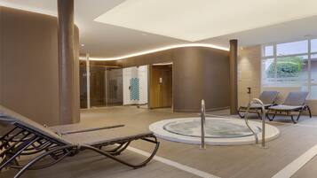 Indoor spa tub