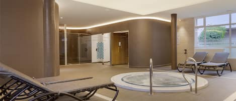 Bồn tắm spa trong nhà