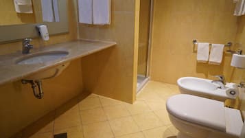 Ein Badezimmer mit Waschbecken, Dusche und Toilette.