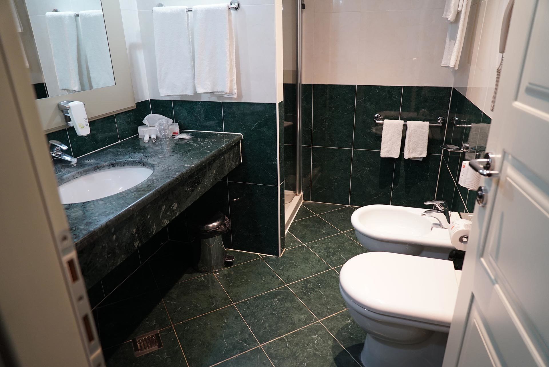 junior suite | bathroom | free toiletries, hair dryer, bidet, towels