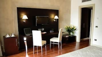 Junior Suite | Living area | LCD TV, pay movies