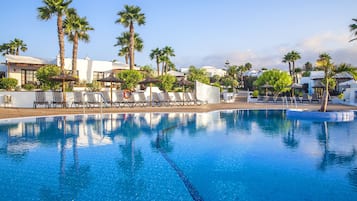 2 piscinas al aire libre, sillones reclinables de piscina