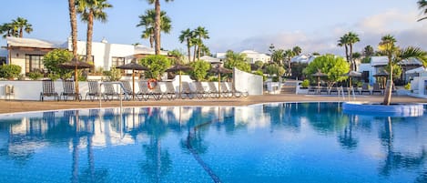 2 piscines extérieures, chaises longues