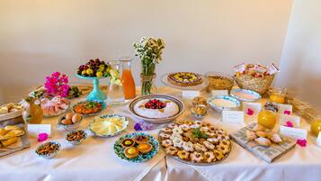 Free daily buffet breakfast