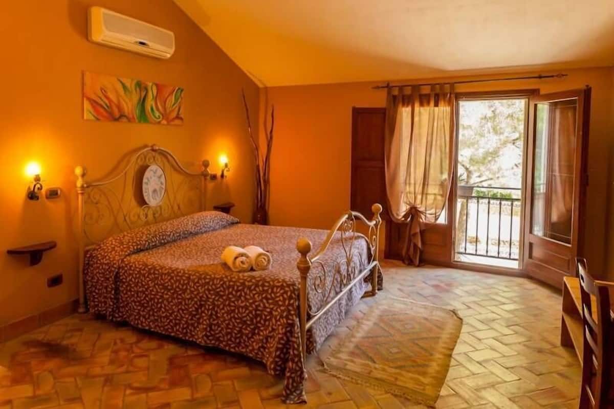 Standard Room | Desk, free cots/infant beds, free WiFi