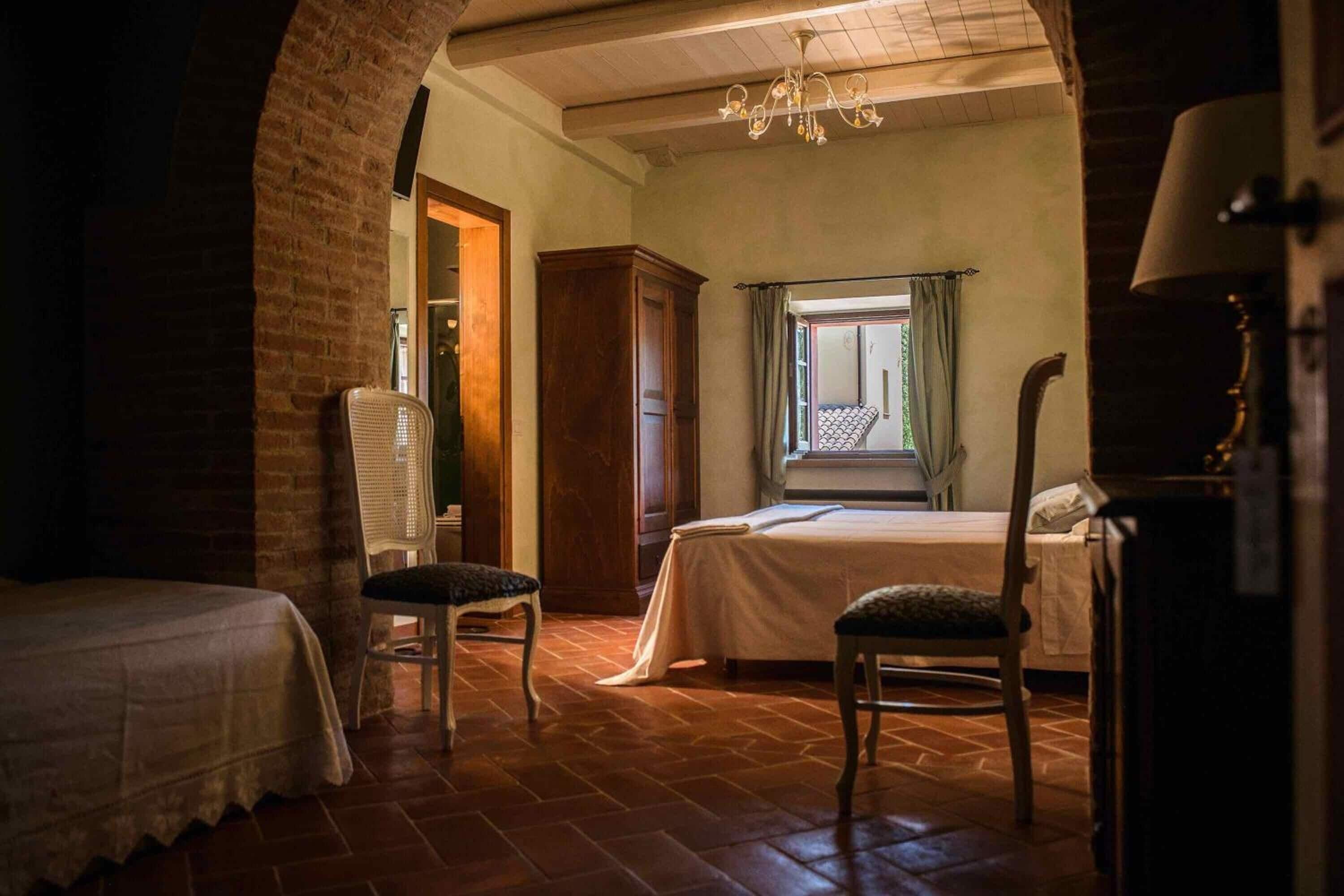 Materassi in memory foam, una cassaforte in camera, una scrivania