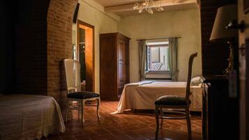 Materassi in memory foam, una cassaforte in camera, una scrivania