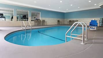 Indoor pool, sun loungers