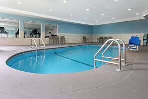 Indoor pool, sun loungers - Holiday Inn Express & Suites Meriden by IHG (Meriden)