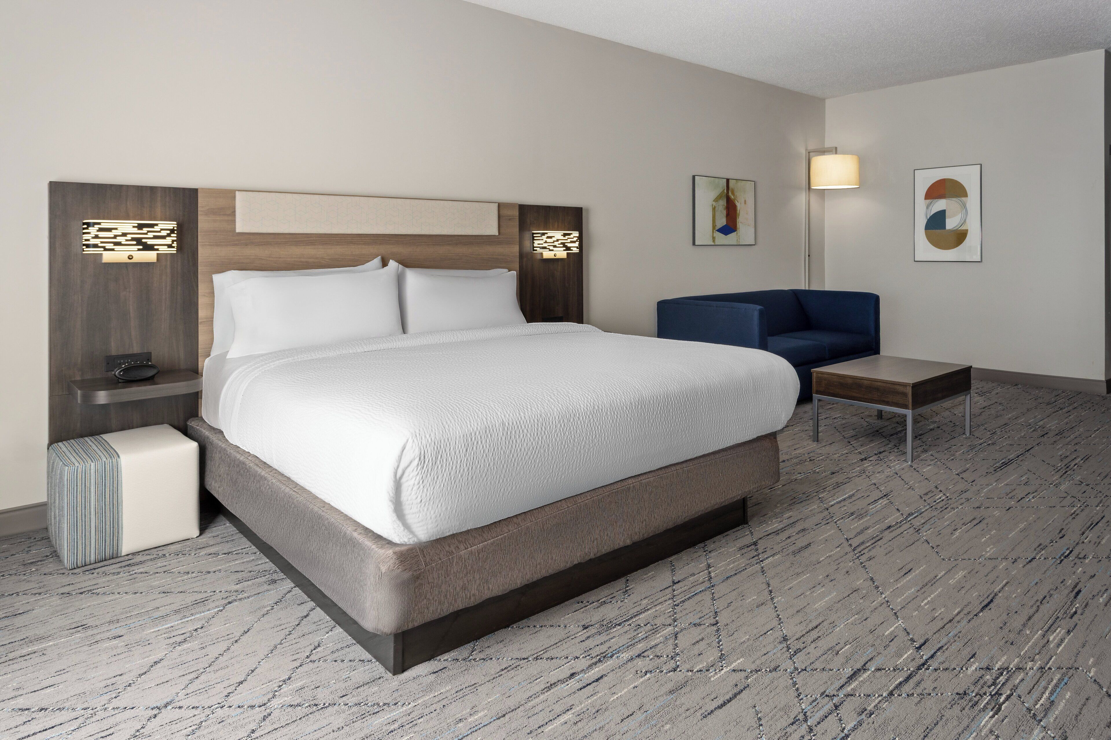 Habitación estándar, 1 cama King size (Mobility, Accessible Tub) | Sábanas de algodón egipcio y ropa de cama hipoalergénica 