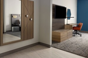 Standard Room, 1 King Bed, Accessible Bathtub (Mobility, Roll-In Shower) | Egyptian cotton sheets, hypo-allergenic bedding, Select Comfort beds