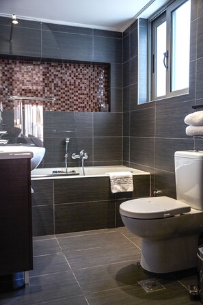 Grand Suite | Bathroom | Free toiletries, hair dryer, slippers, towels - Athens Habitat (Marousi)