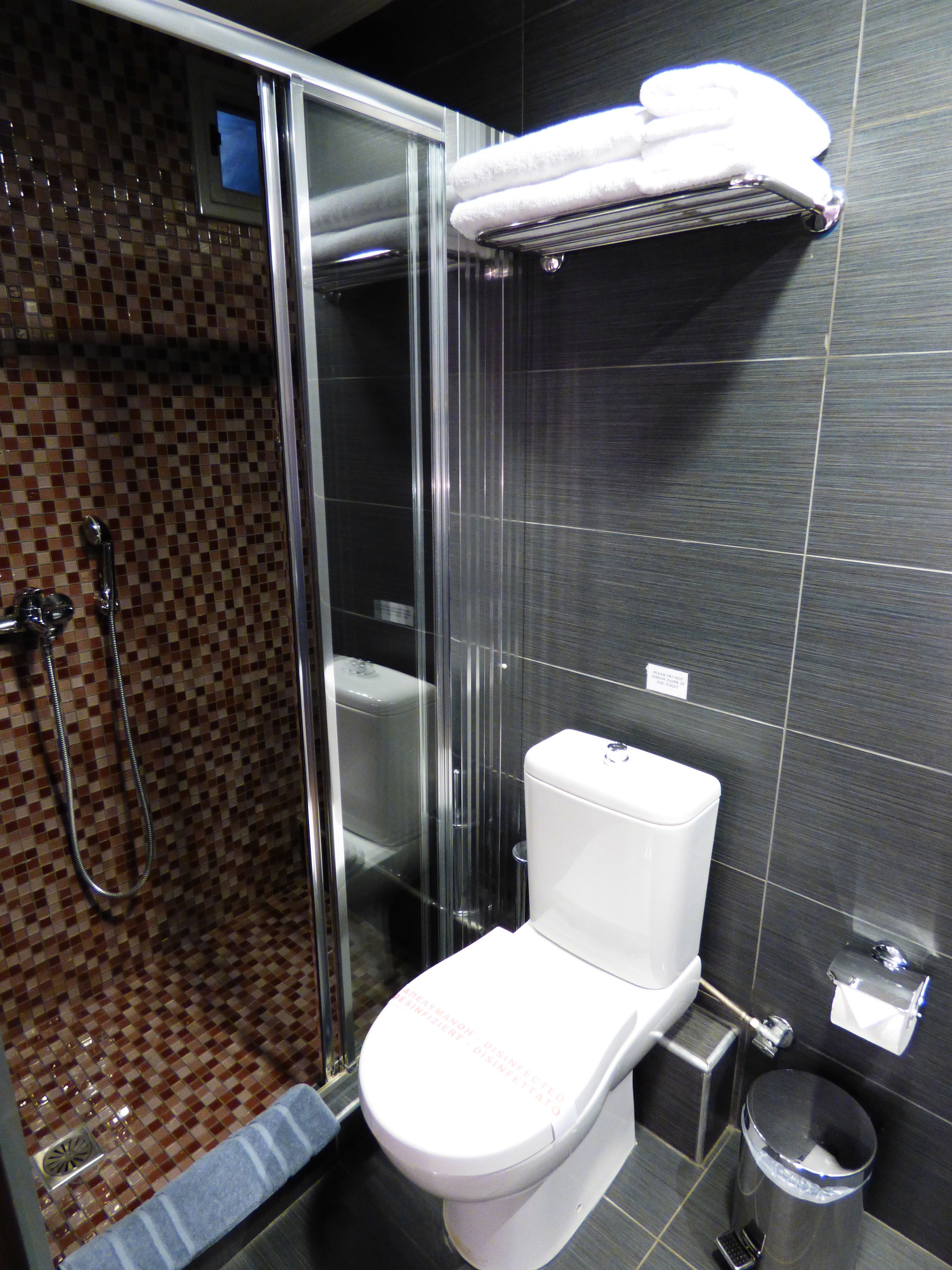 junior suite | bathroom | free toiletries, hair dryer, slippers, towels