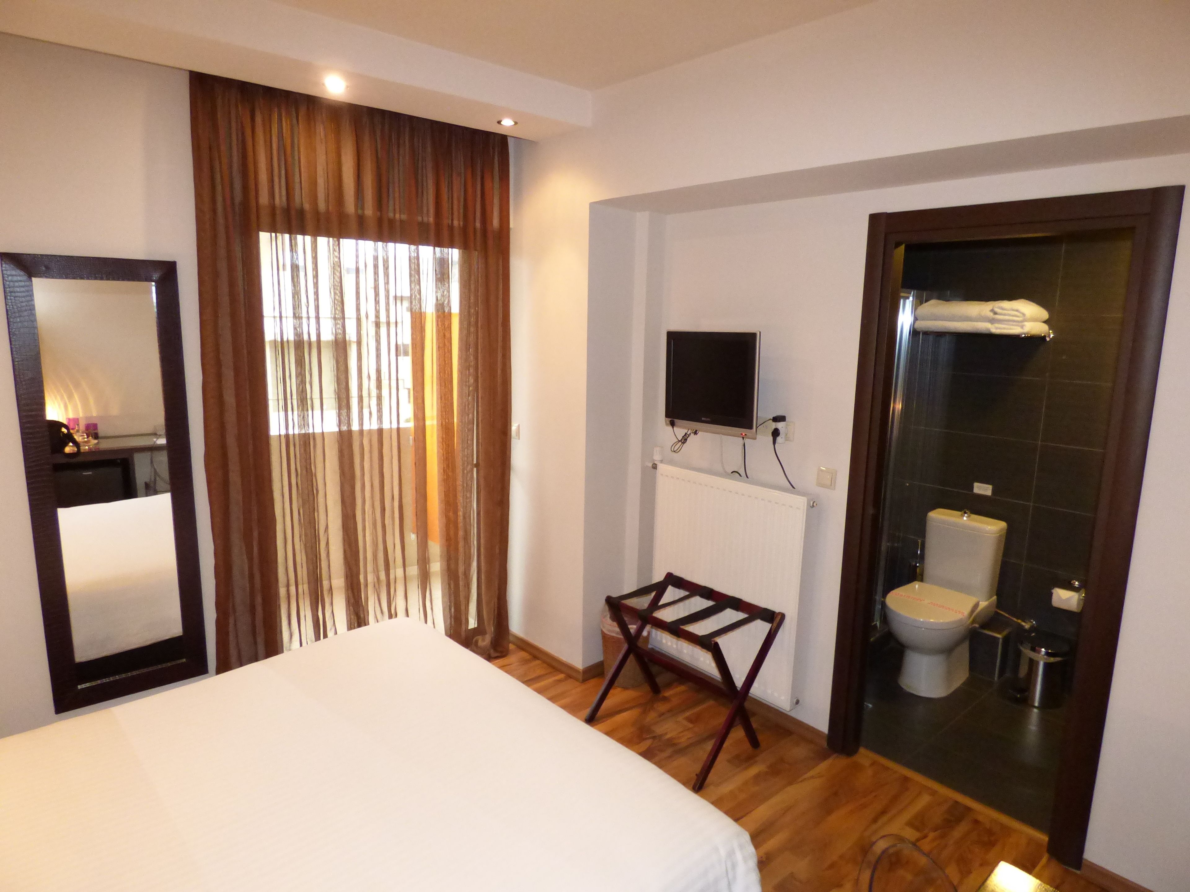 standard double room | living area | lcd tv
