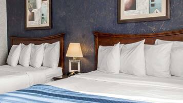 Habitació clàssica, 2 llits de matrimoni, no fumadors | Escriptori i espai de treball apte per a portàtils