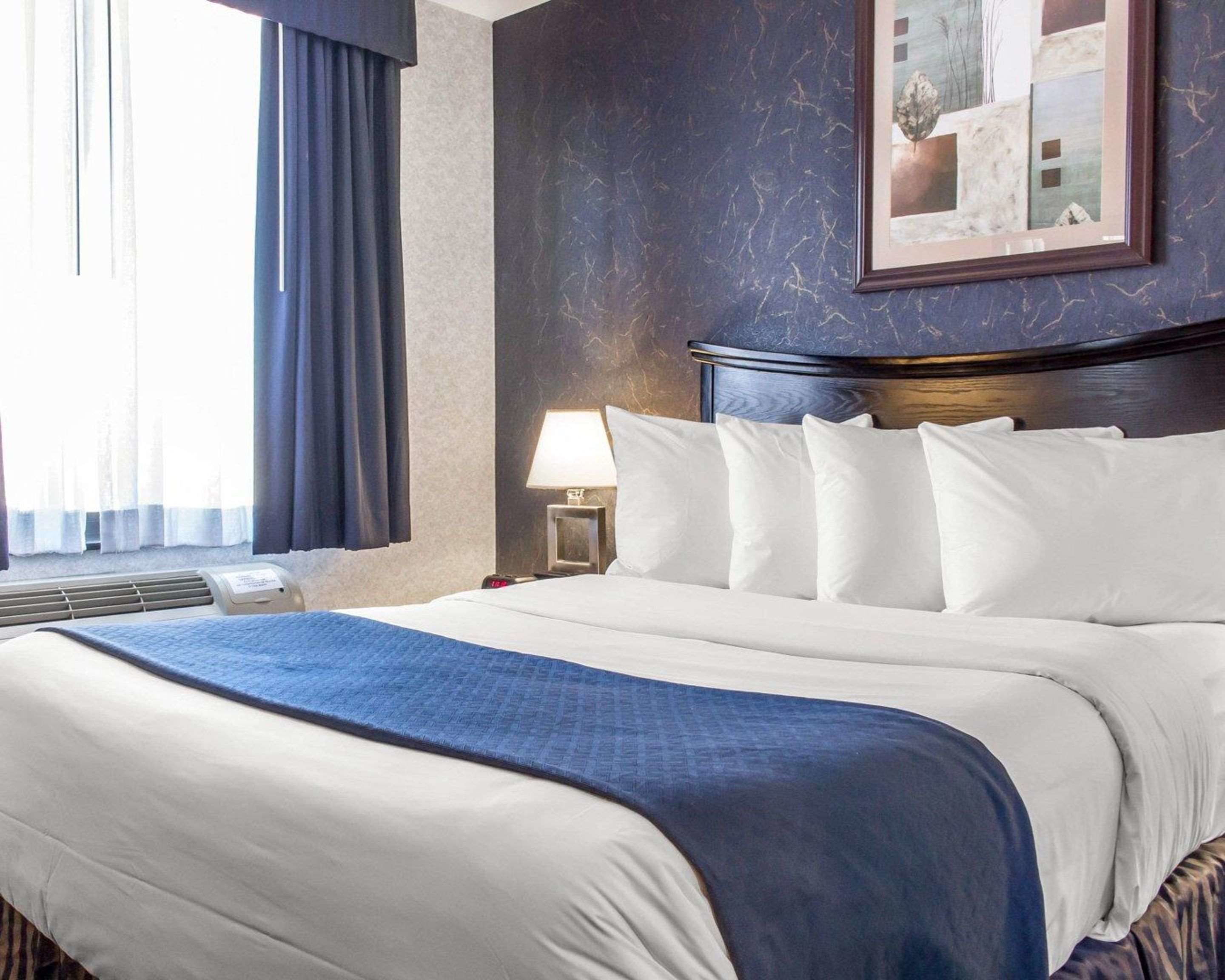 Classic Room, 1 Queen Bed, Non Smoking | Desk, laptop workspace, iron/ironing board, free WiFi