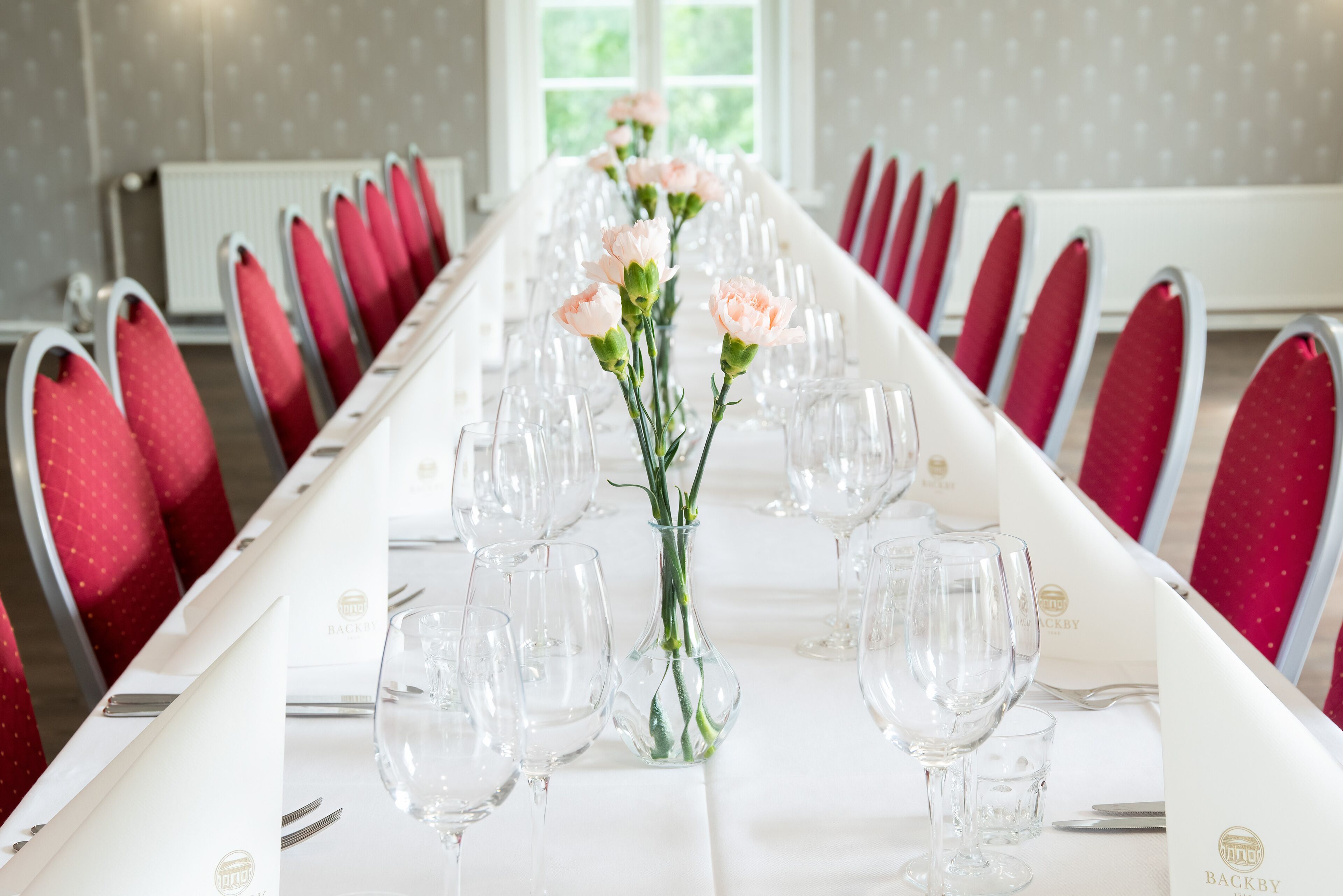 breakfast, lunch, dinner served; international cuisine