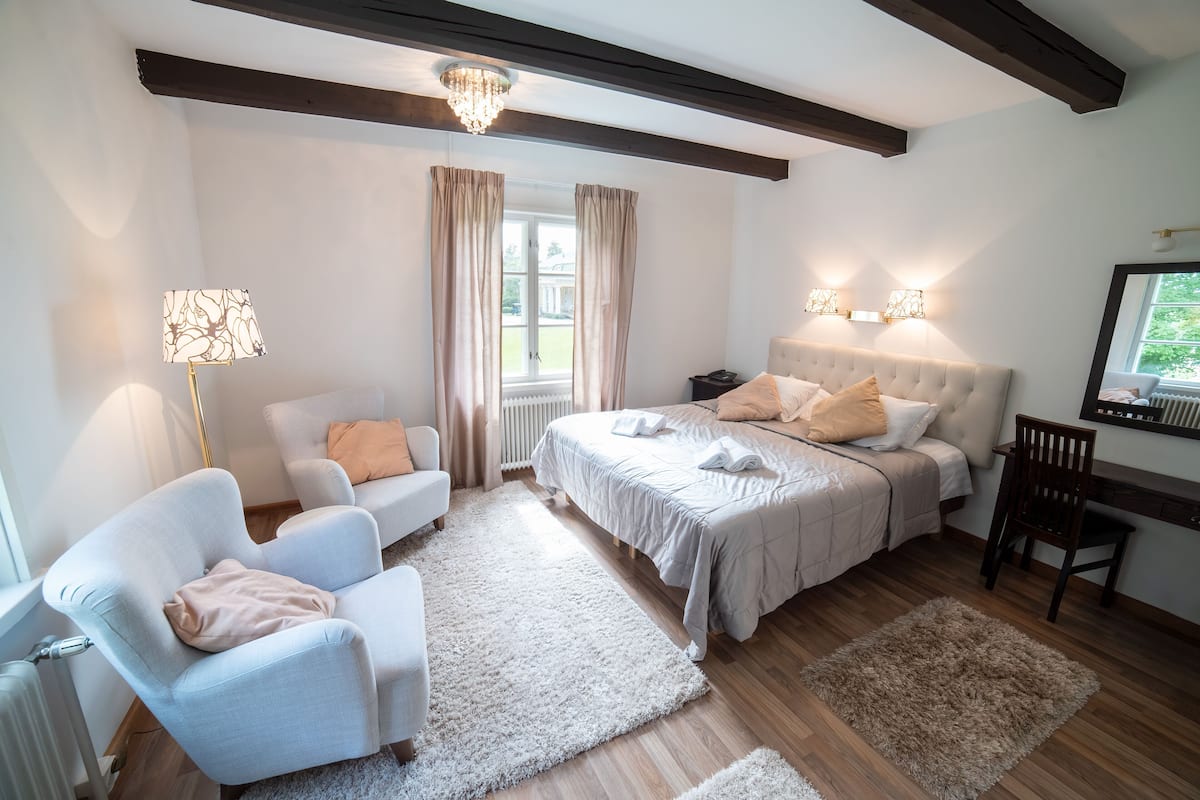 Suite | Desk, free WiFi, bed sheets, wheelchair access