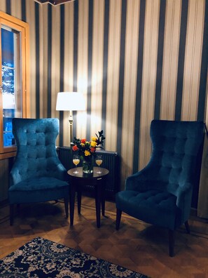 Café da manhã, almoço e jantar; culinária internacional 