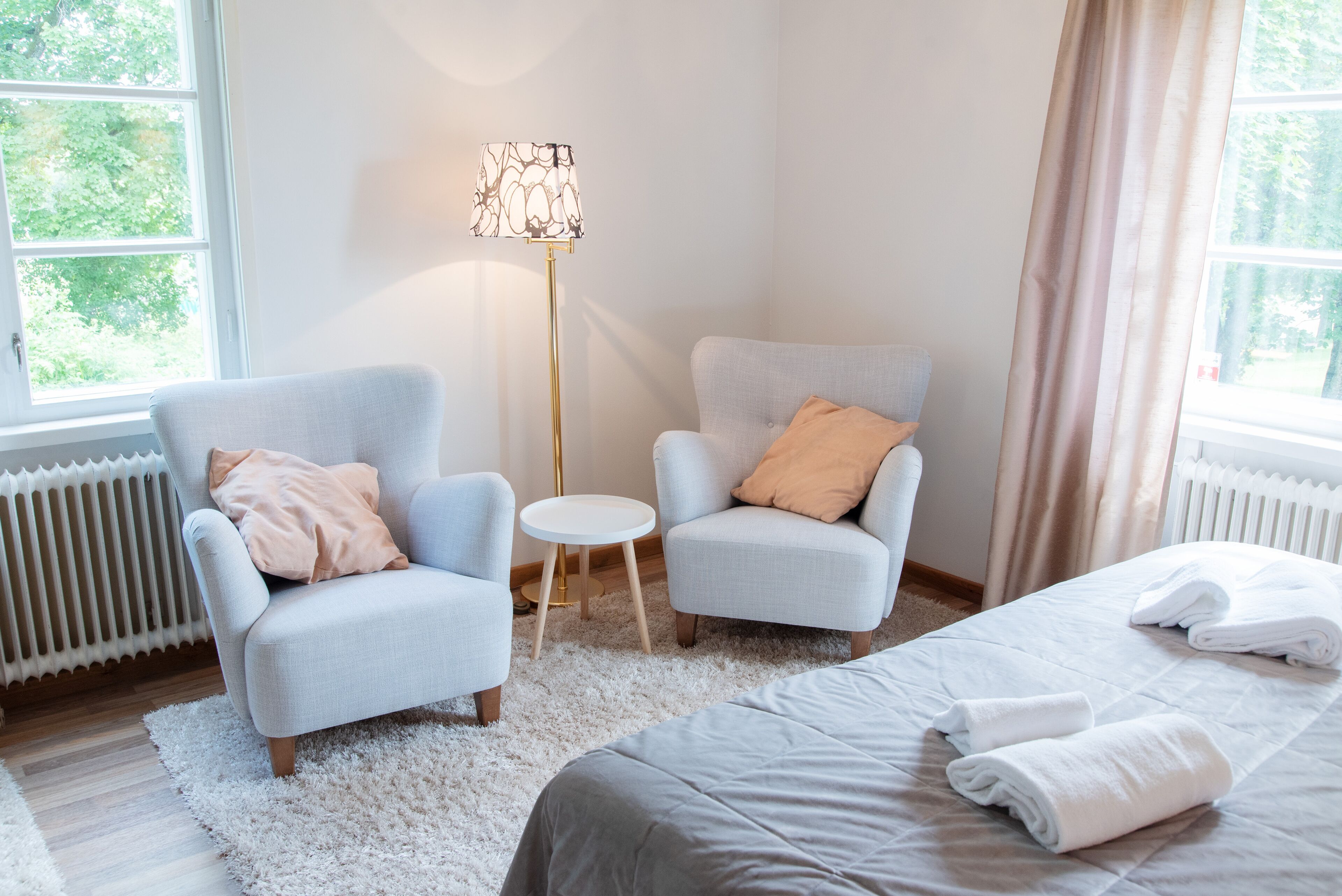 suite | desk, free wifi, bed sheets, wheelchair access