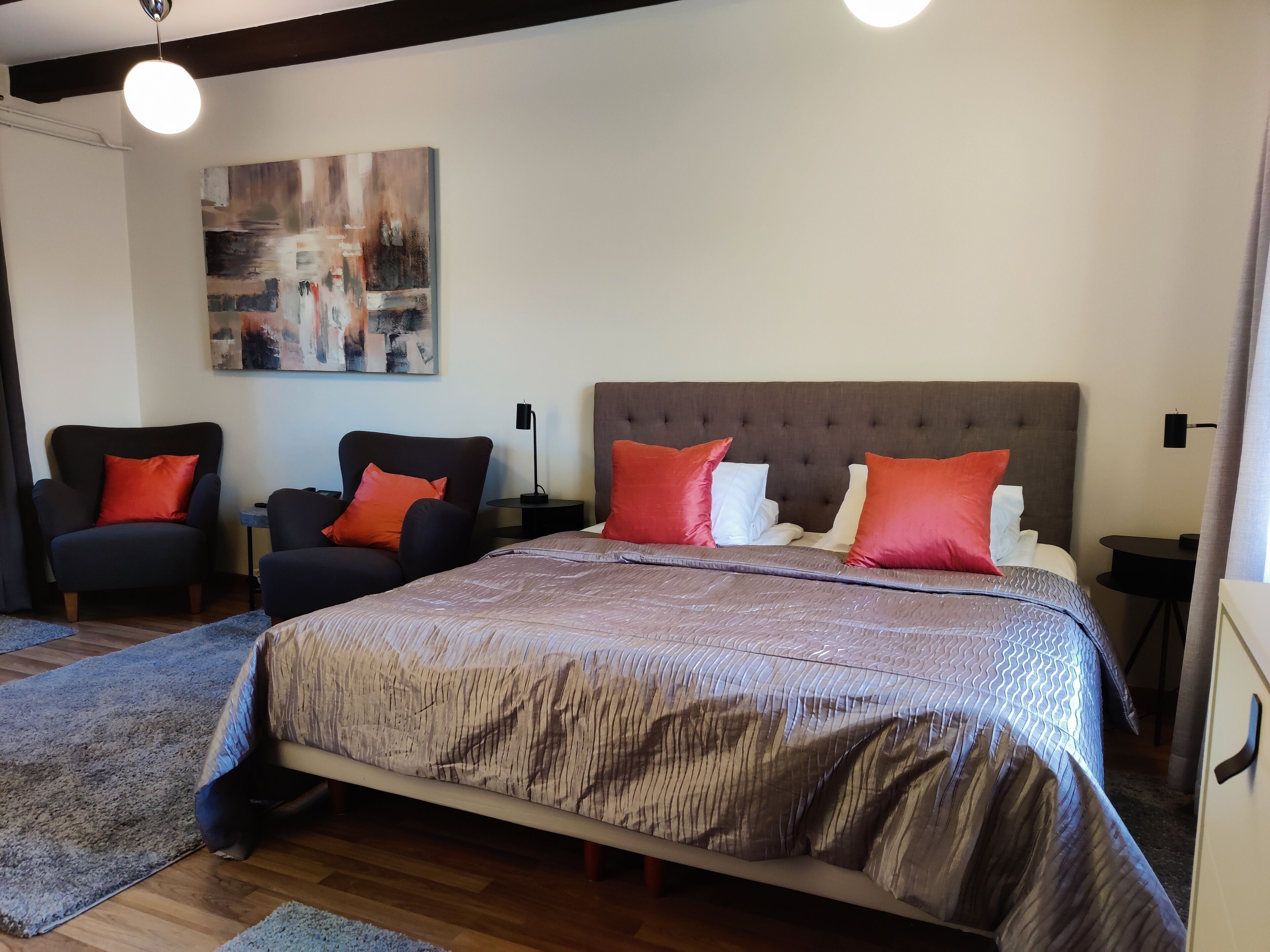 suite | desk, free wifi, bed sheets, wheelchair access