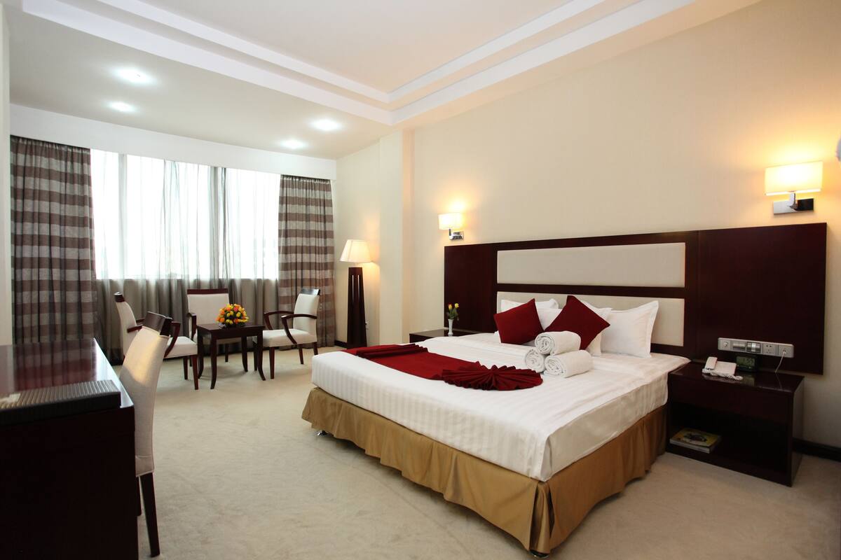 Bộ đồ giường cao cấp, chăn bông, nệm có lớp đệm bông, minibar 