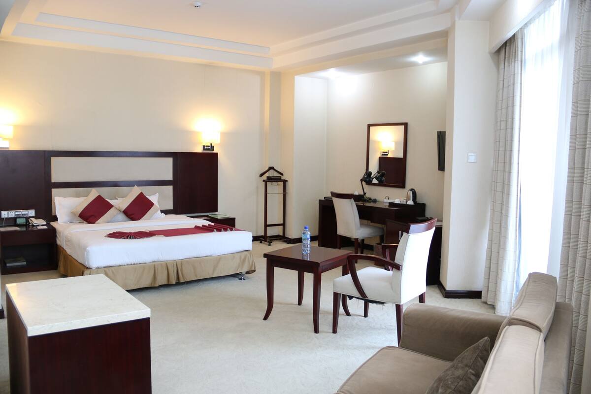 Bộ đồ giường cao cấp, chăn bông, nệm có lớp đệm bông, minibar 